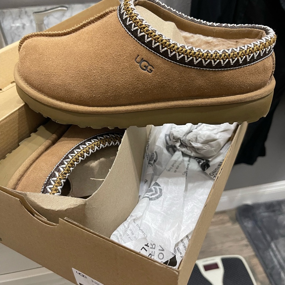 Size 7 women’s UGG Taz slippers. I wore them twice.
